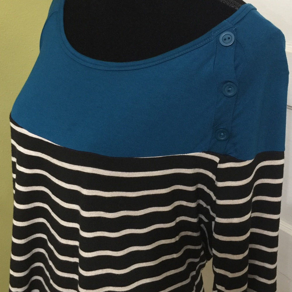 Striped 3/4 sleeve shirt. XL.